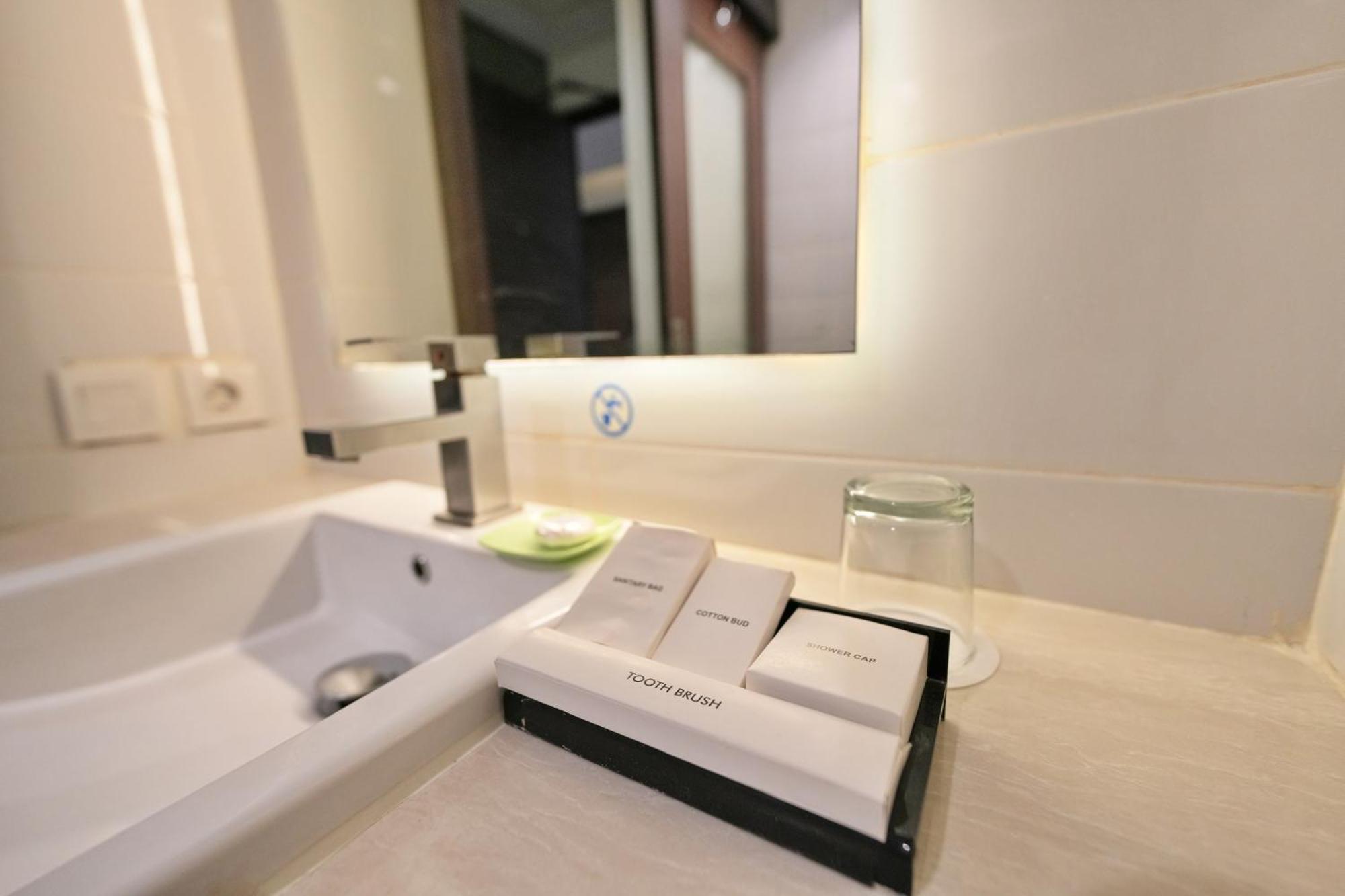 Bonnet Hotel Surabaya Exterior foto