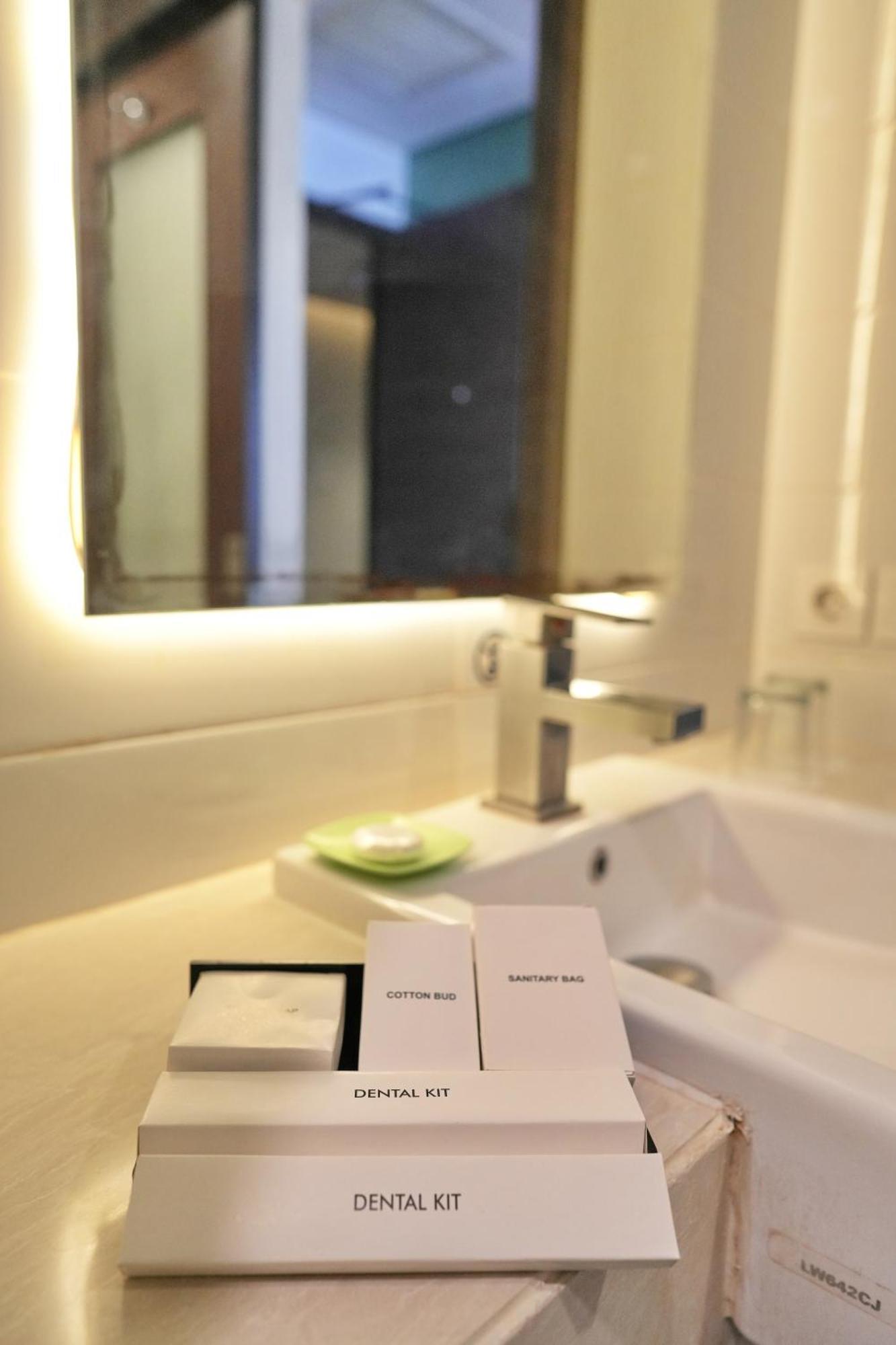 Bonnet Hotel Surabaya Exterior foto