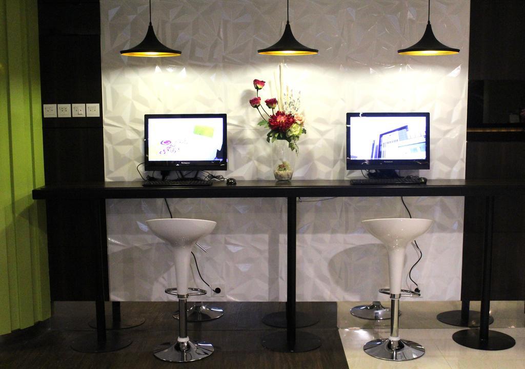 Bonnet Hotel Surabaya Exterior foto