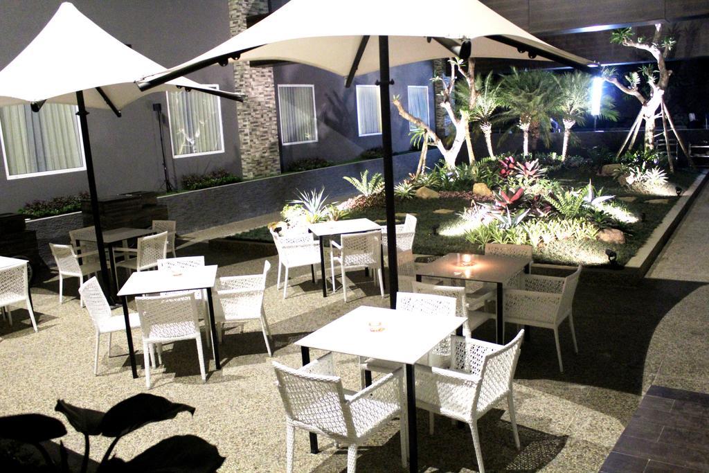 Bonnet Hotel Surabaya Exterior foto