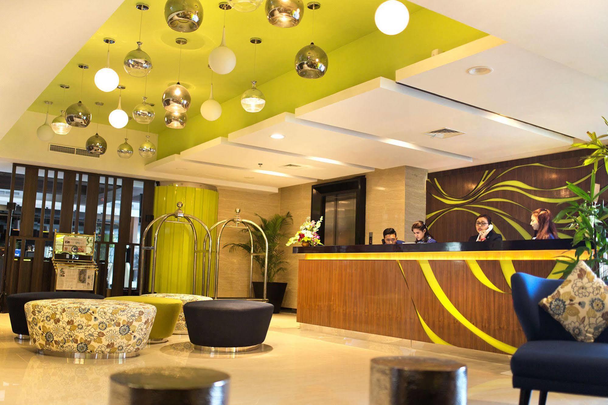 Bonnet Hotel Surabaya Exterior foto