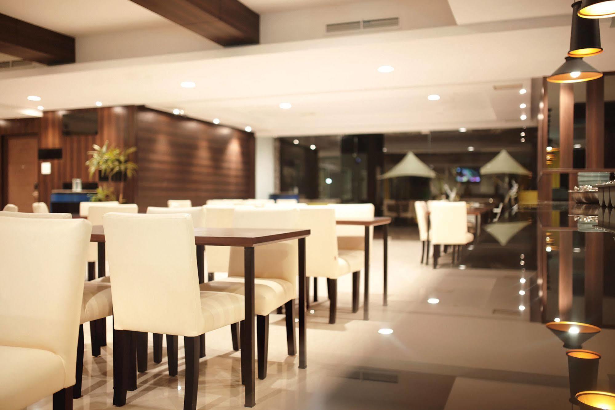 Bonnet Hotel Surabaya Exterior foto