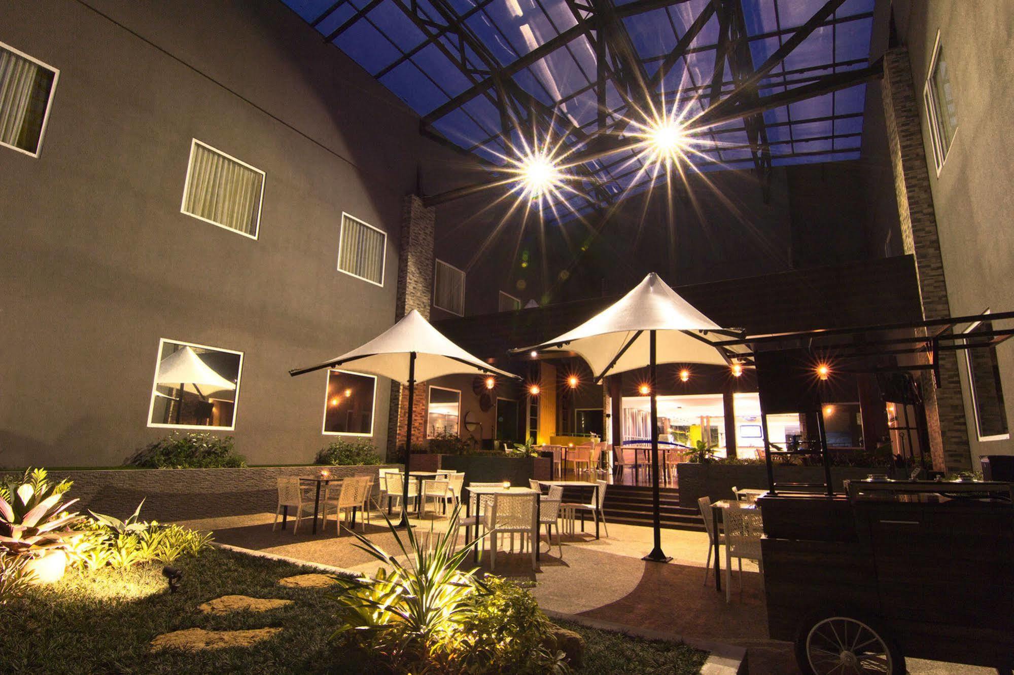 Bonnet Hotel Surabaya Exterior foto